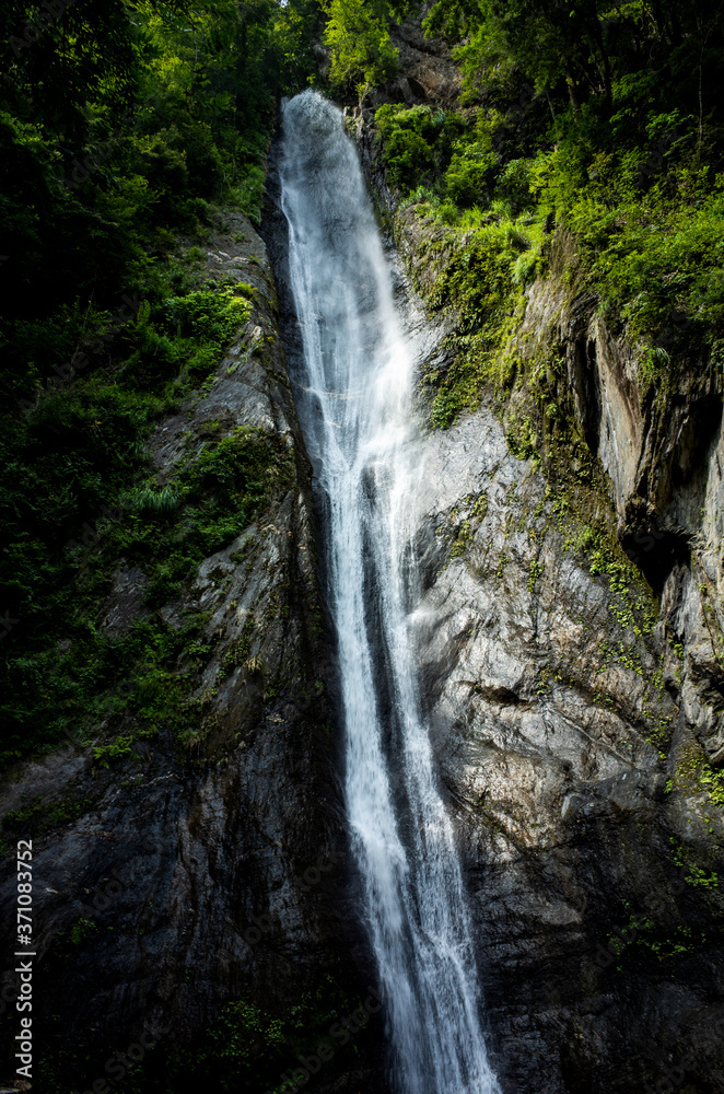 山梨県南巨摩郡早川町にある見神の滝 山梨県南巨摩郡早川町にある見神の滝