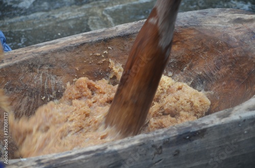 Making sticky rice in the traditional manner.