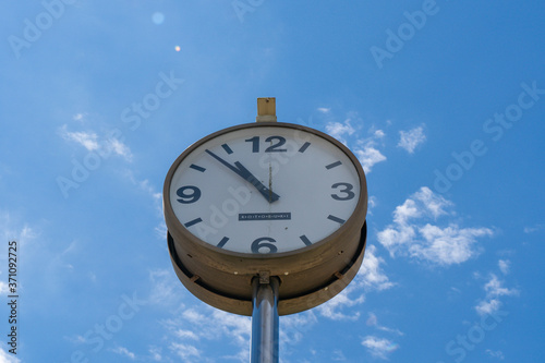青空の下のアナログ時計