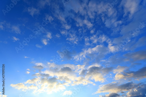 파란 하늘과 구름