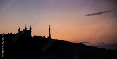 Lyon, reconnaissable grâce aux silhouettes de la basilique de Fourvière et la tour métallique