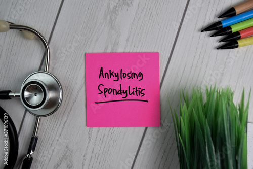 Konstfotografi Ankylosing Spondylitis text on sticky notes with office desk