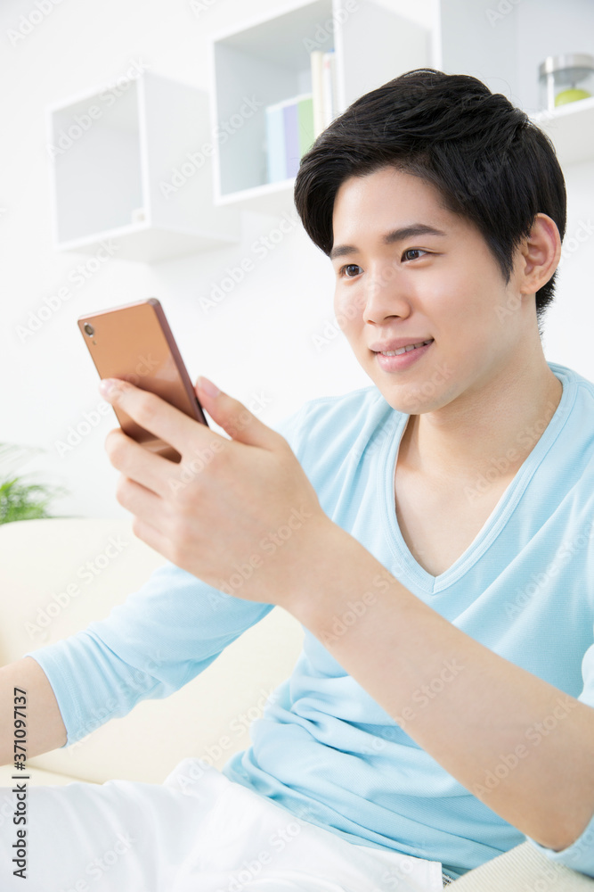 スマホを見る男性 スマホを見る男性