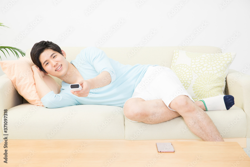 テレビを見る男性 テレビを見る男性