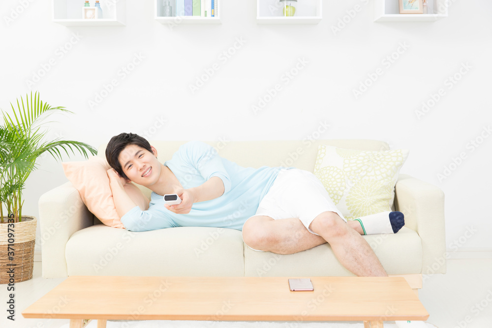 テレビを見る男性 テレビを見る男性