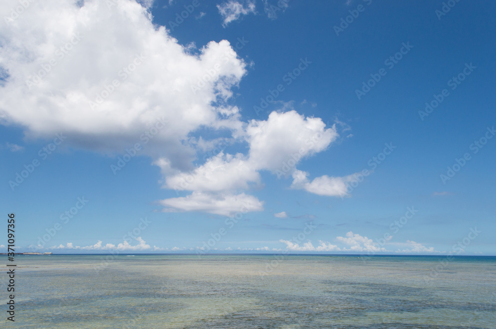 Obraz premium 快晴の青空に白い雲と遠浅の海岸