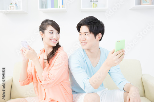 スマホを見る夫婦