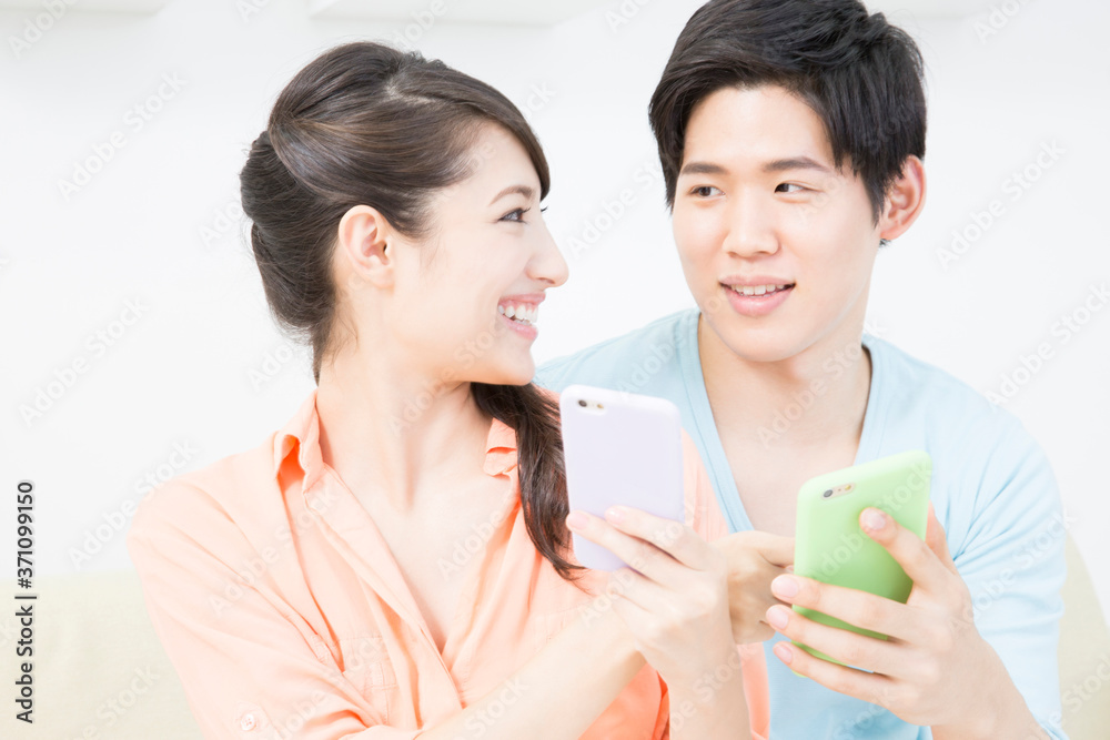 スマホを見る夫婦 スマホを見る夫婦