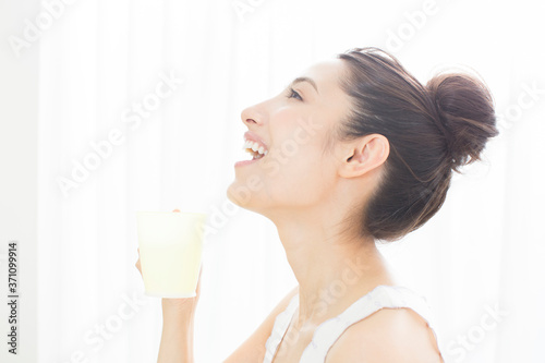 Photos うがいをする女性