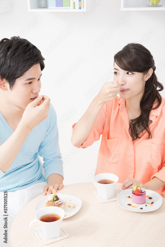 ケーキを食べるカップル