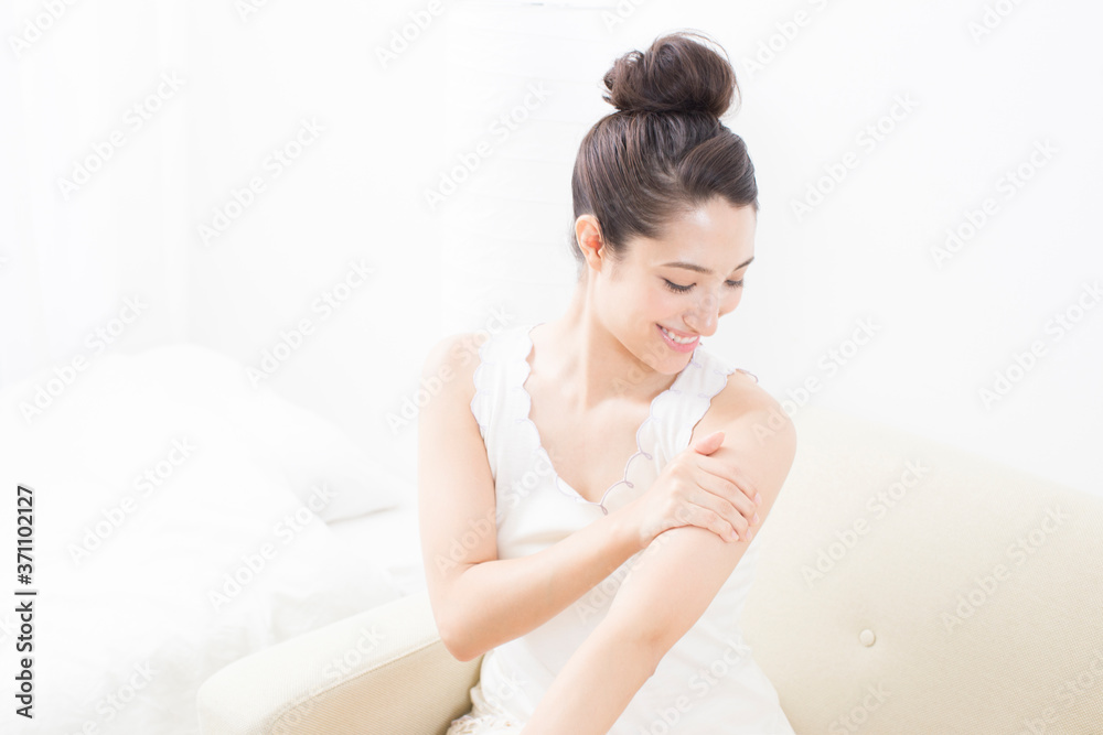 ハンドマッサージをする女性