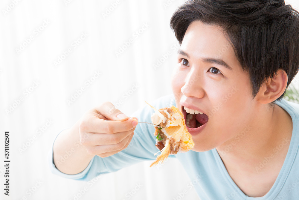 ケーキを食べる男性