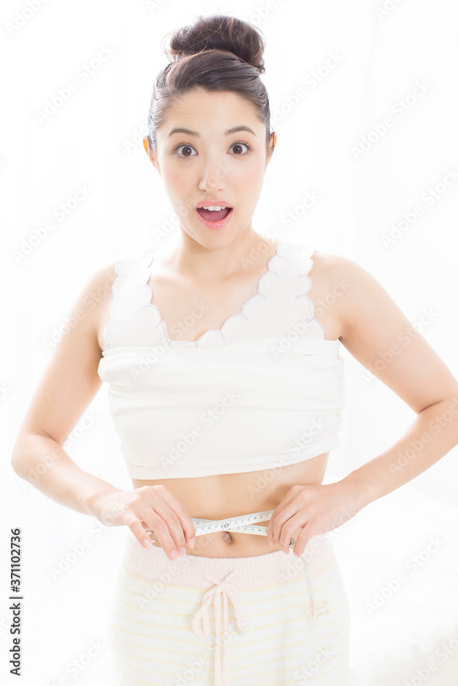 ウエストを測る女性 ウエストを測る女性