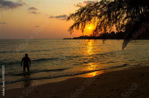 Traveler and silhouette with  sunset at beach © suthin3