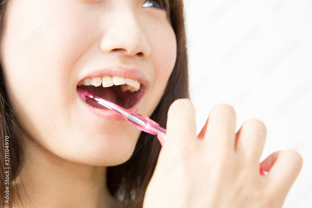 歯を磨く女性 歯を磨く女性