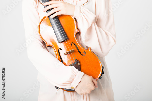 バイオリンを持つ女性