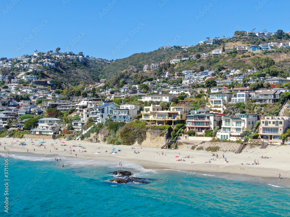 Obraz premium Aerial view of Laguna Beach coastline with tourist enjoying the summer day , Orange County, Southern California Coastline, USA