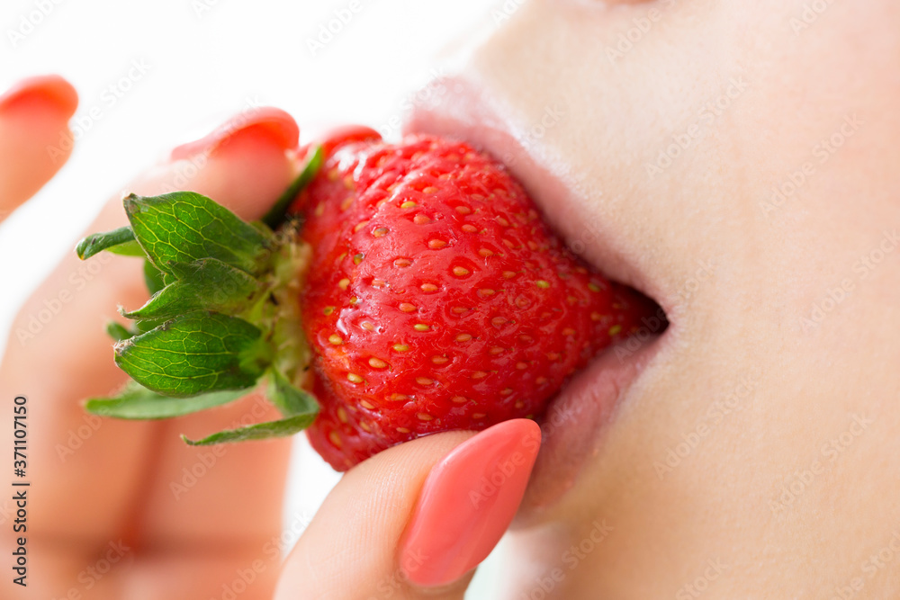 Obraz premium イチゴを食べる女性