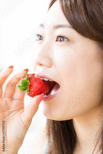 イチゴを食べる女性