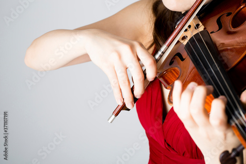 バイオリンを弾く女性の