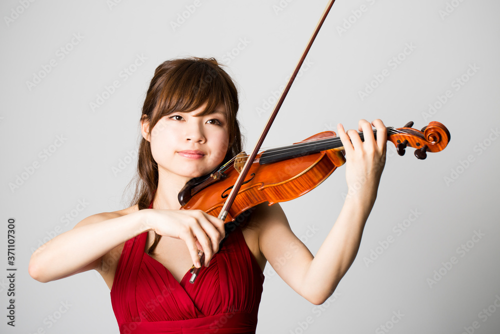 バイオリンを弾くドレス姿の女性