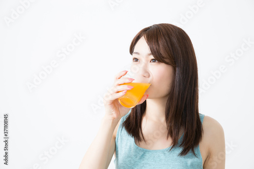 ジュースを飲む女性