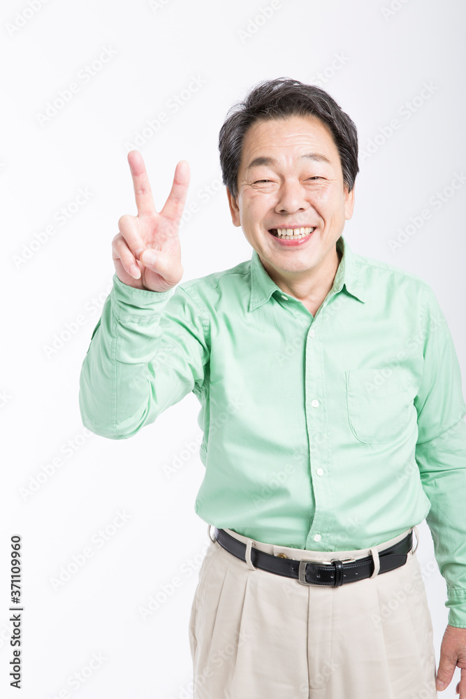 ピースをする男性 ピースをする男性