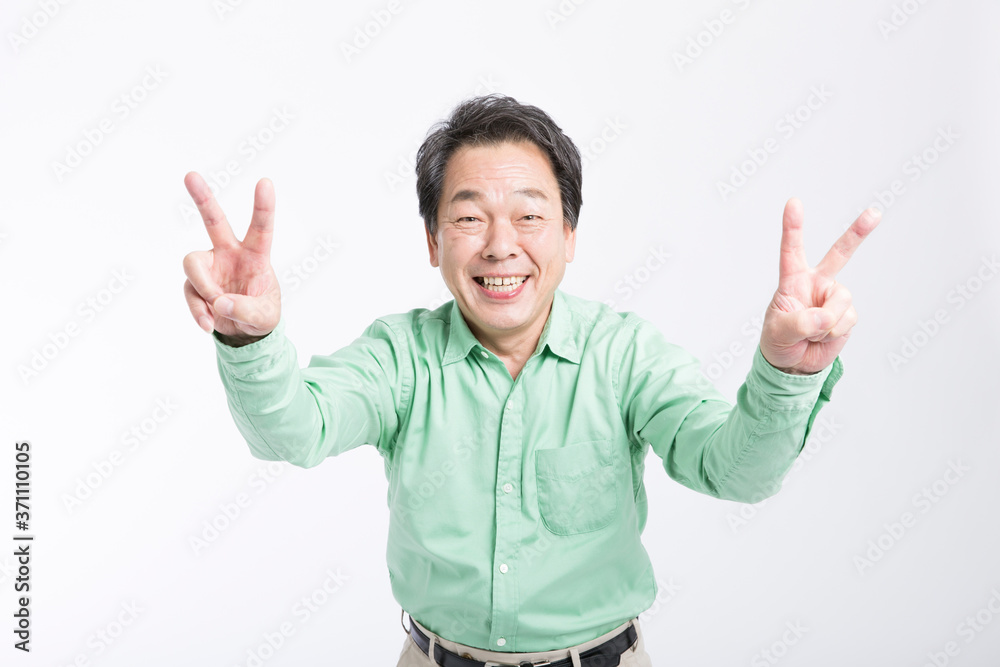ピースをする男性 ピースをする男性