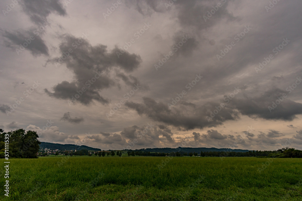 Obraz premium Thunderstorm clouds in the Wilhelmsdorfer Ried in Upper Swabia