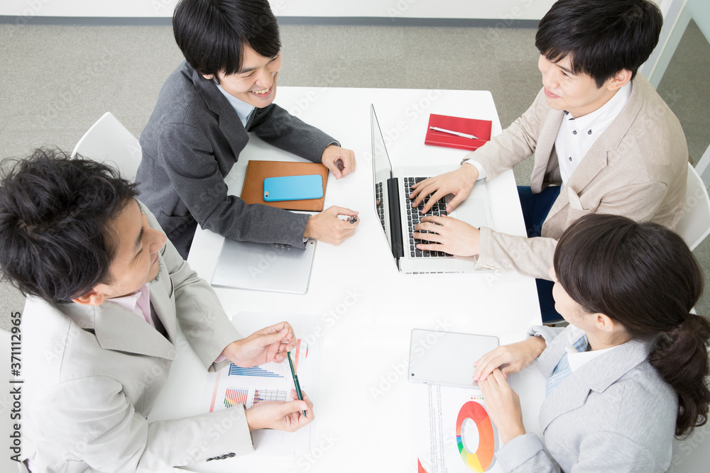 Fototapeta premium 打ち合わせをするビジネスマンとＯＬの手元