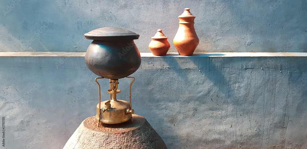 Ταπετσαρία old kerosene stove and pots