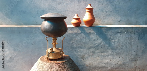 Schilderij op canvas old kerosene stove and pots