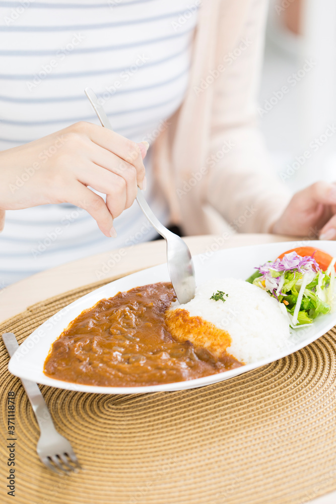 カレーを食べる女性の手元