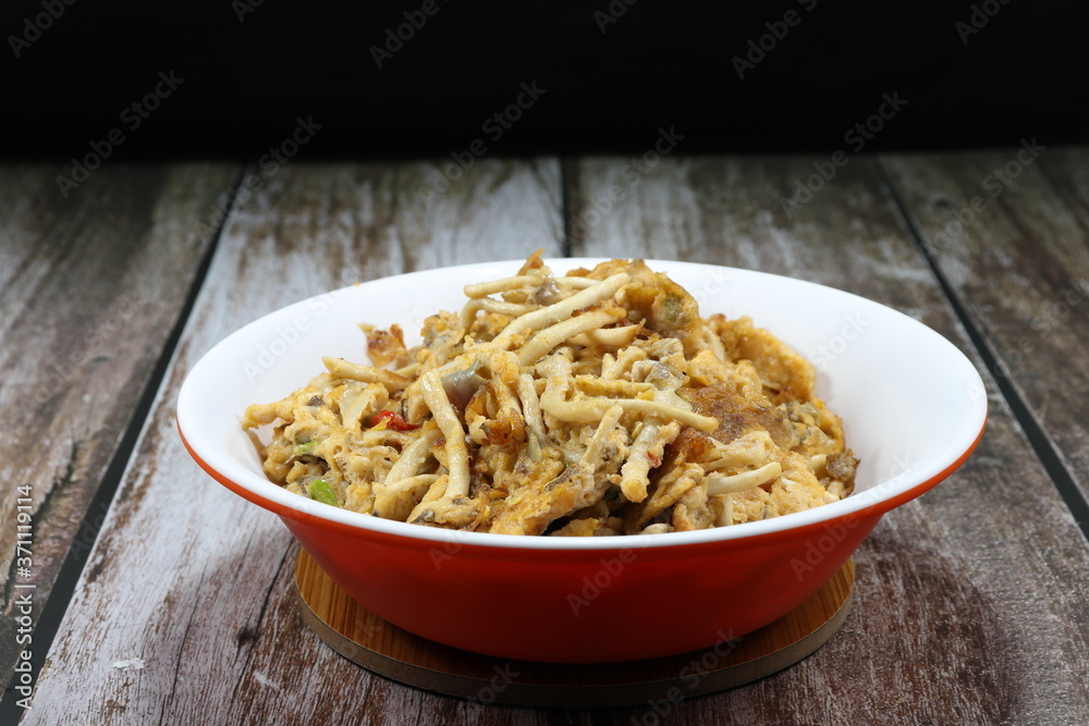 Deep fried Indian oyster or Phoenix mushroom with chicken egg and chilly. Famous traditional vegetarian menu in Asia restaurant. High fiber and low fat menu. Deep fried Indian oyster or Phoenix mushroom with chicken egg and chilly. Famous traditional vegetarian menu in Asia restaurant. High fiber and low fat menu.