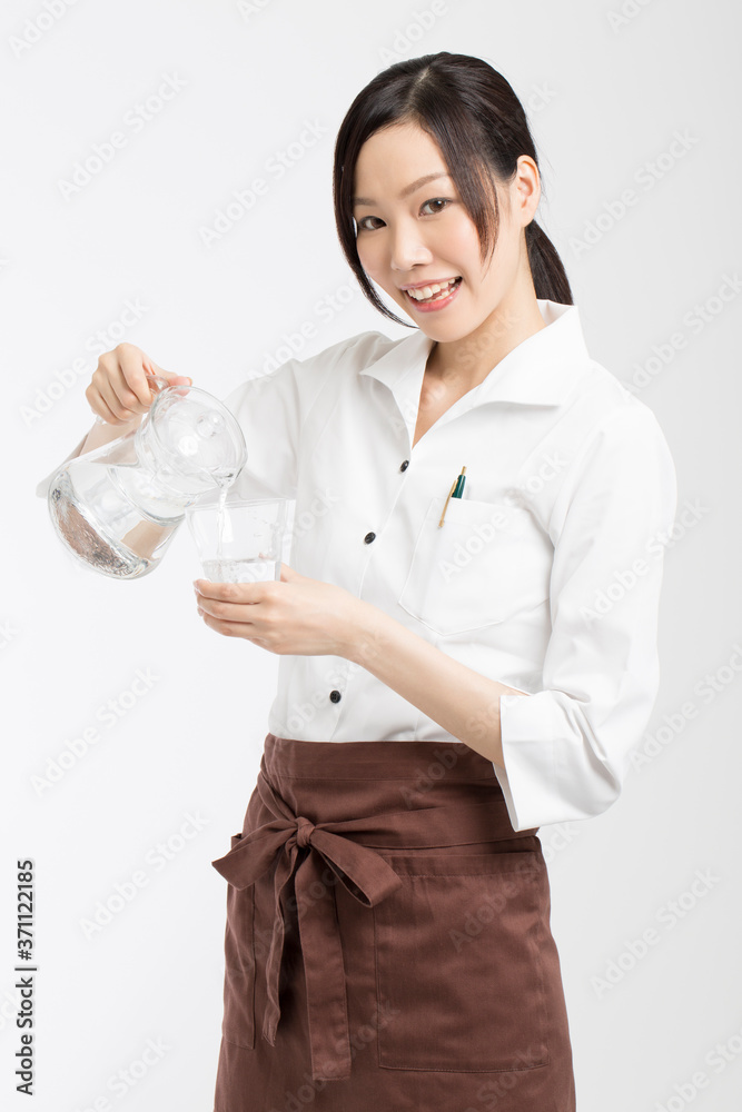 飲み物を注ぐ女性店員 飲み物を注ぐ女性店員