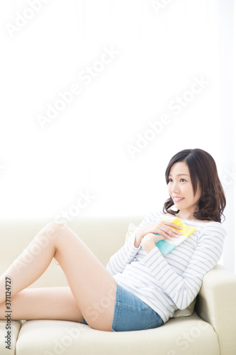 本を読む女性