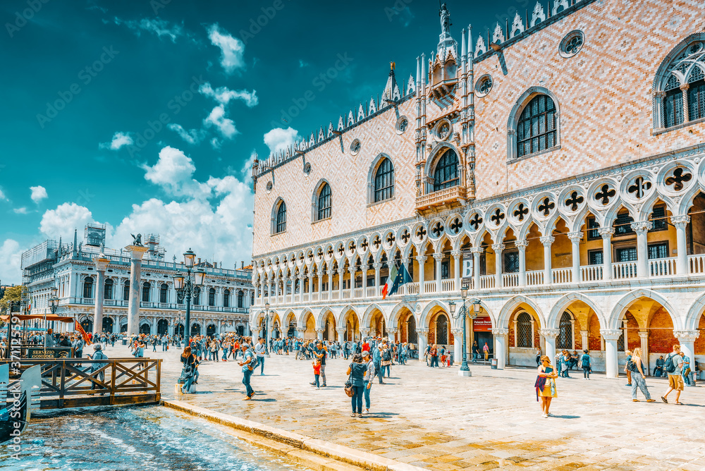Obraz premium VENICE, ITALY - MAY 12, 2017 : Embankment of the Grand Canal with tourists and the Doge's Palace (Palazzo Ducale) , Italy.