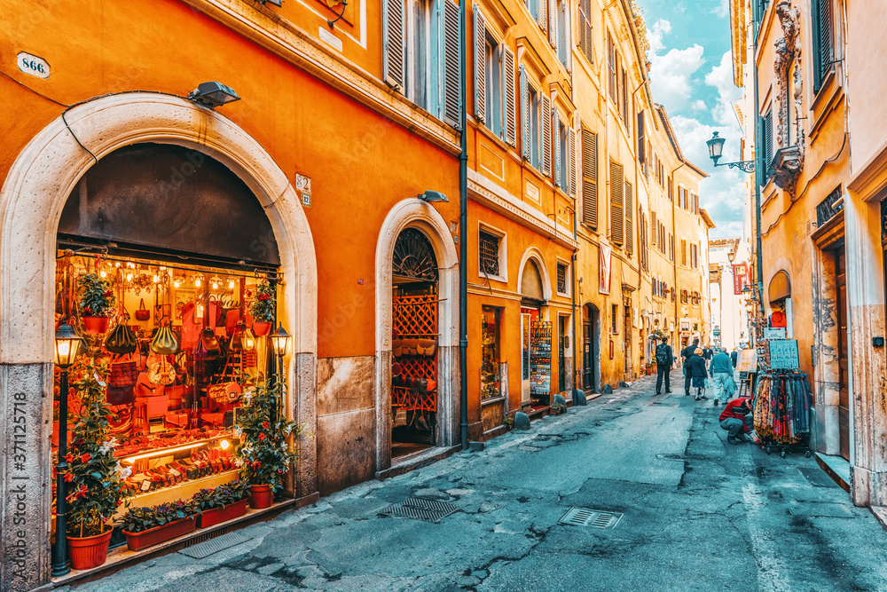 Φωτογραφία ROME, ITALY- MAY 09, 2017:  Beautiful landscape  urban and historical view of the Rome, street, people, tourists on it, urban life of the Eternal City