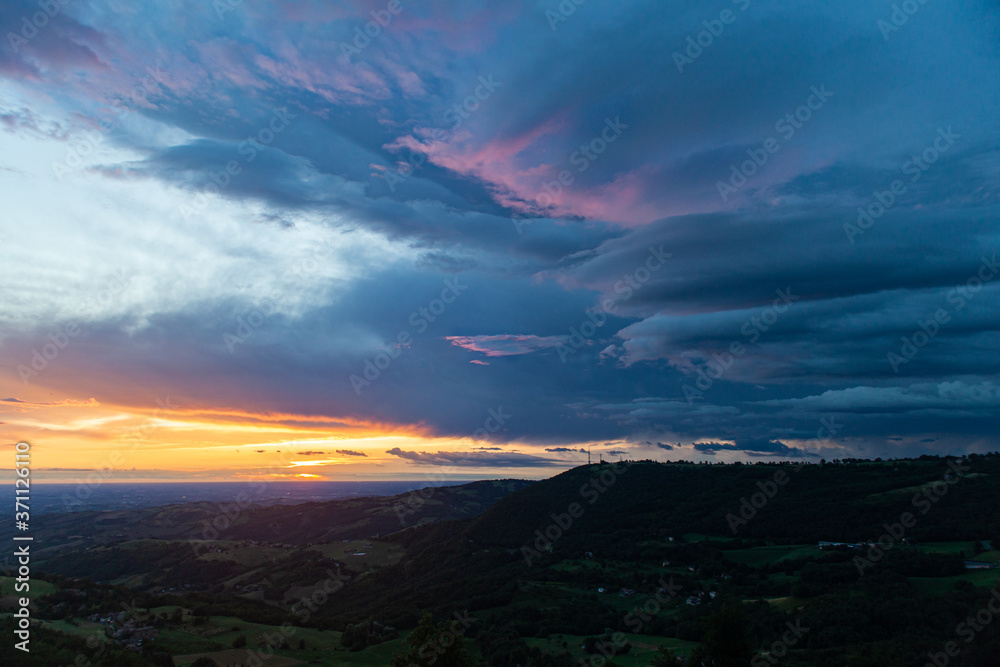 Magnifico panorama della pianura padana di Modena, Emilia Romagna, all'alba in estate, con spettacolari colori delle nuvole e del cielo Magnifico panorama della pianura padana di Modena, Emilia Romagna, all'alba in estate, con spettacolari colori delle nuvole e del cielo