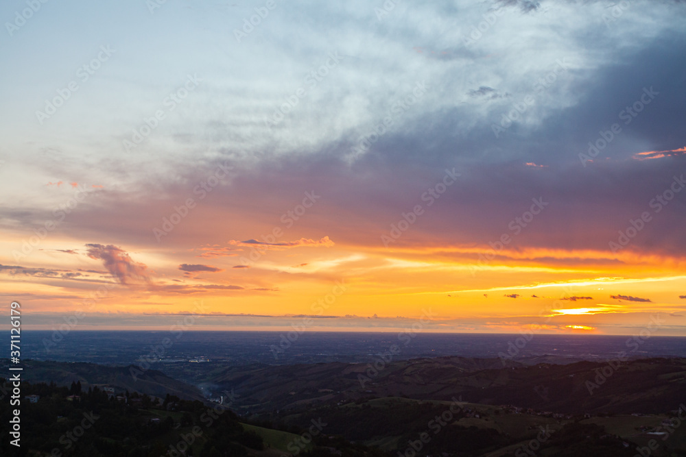 Magnifico panorama della pianura padana di Modena, Emilia Romagna, all'alba in estate, con spettacolari colori delle nuvole e del cielo