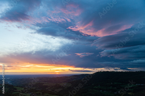 Magnifico panorama della pianura padana di Modena, Emilia Romagna, all'alba in estate, con spettacolari colori delle nuvole e del cielo photo
