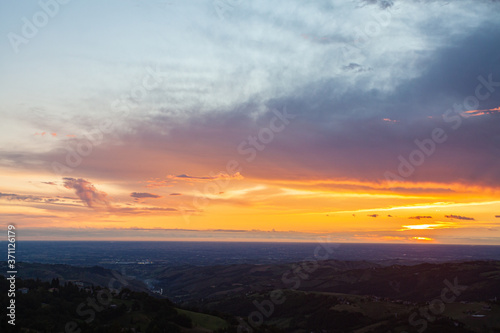 Magnifico panorama della pianura padana di Modena, Emilia Romagna, all'alba in estate, con spettacolari colori delle nuvole e del cielo