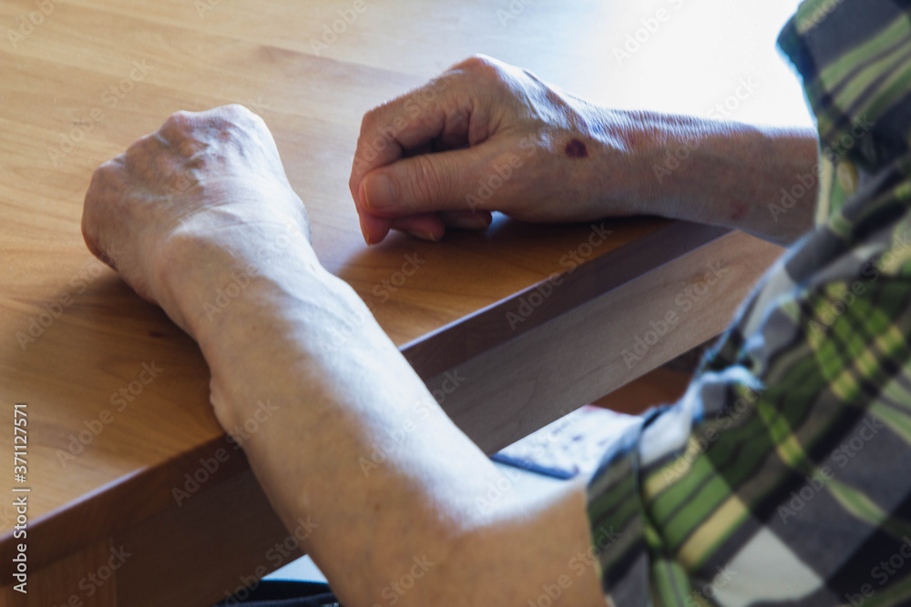 Obraz premium テーブルに手を置く老人男性1