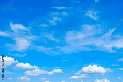 【写真素材】 青空と雲　真夏の空　背景素材　8月　コピースペース