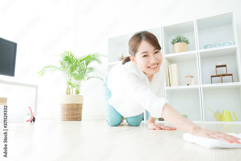 掃除をする女性 掃除をする女性