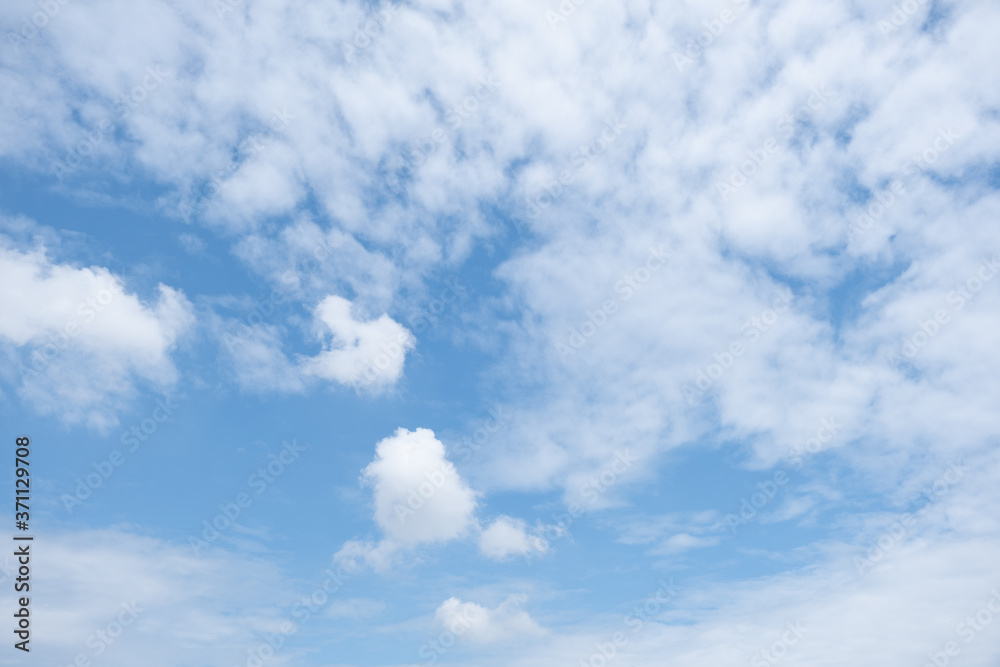 夏の鱗雲と青い空