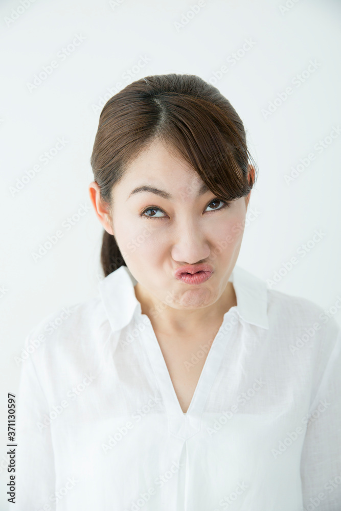 変顔をする女性