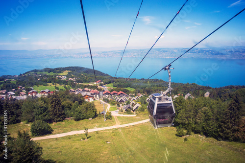 Vue sur Thollon et le Lac Léman depuis le téléphérique de Thollon-les-Mémises