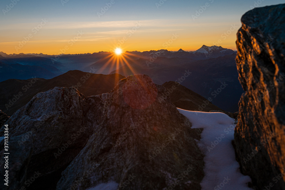 Beim Morgenrot an der Spitze des Schwarzhorn im Wallis im Süden der Schweiz