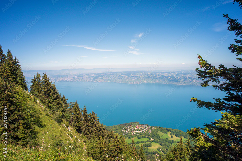 Vue sur le Lac Léman et un village en escargot de Thollon-les-Mémises en Haute Savoie